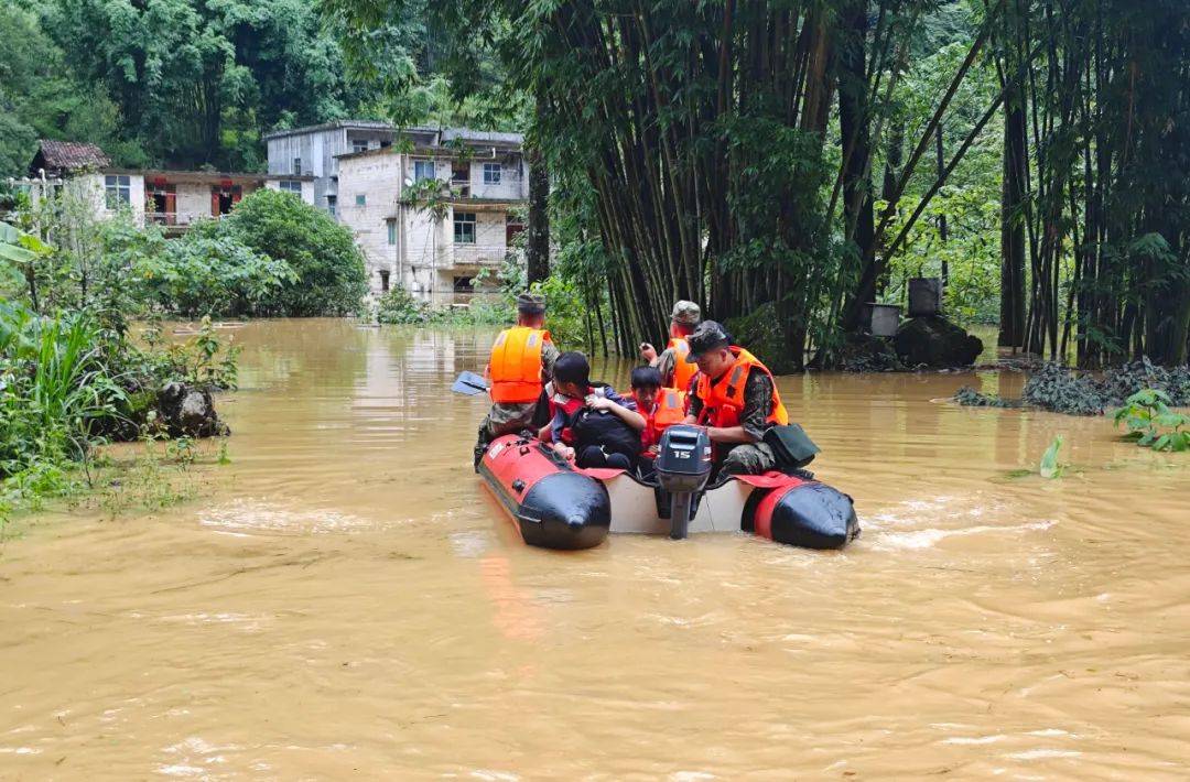 洪水淹没村庄,百色武警紧急转移被困群众_进行_救援_情况