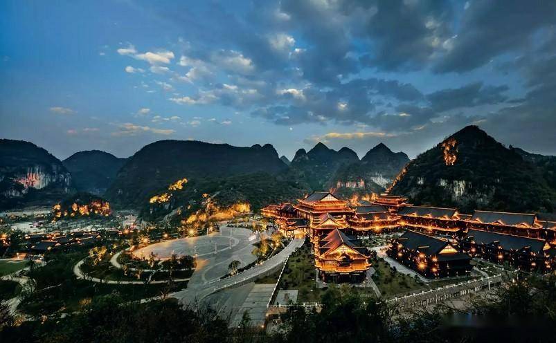 地址:毕节市织金县新华北路六,阿西里西·韭菜坪有山有水,有花有草