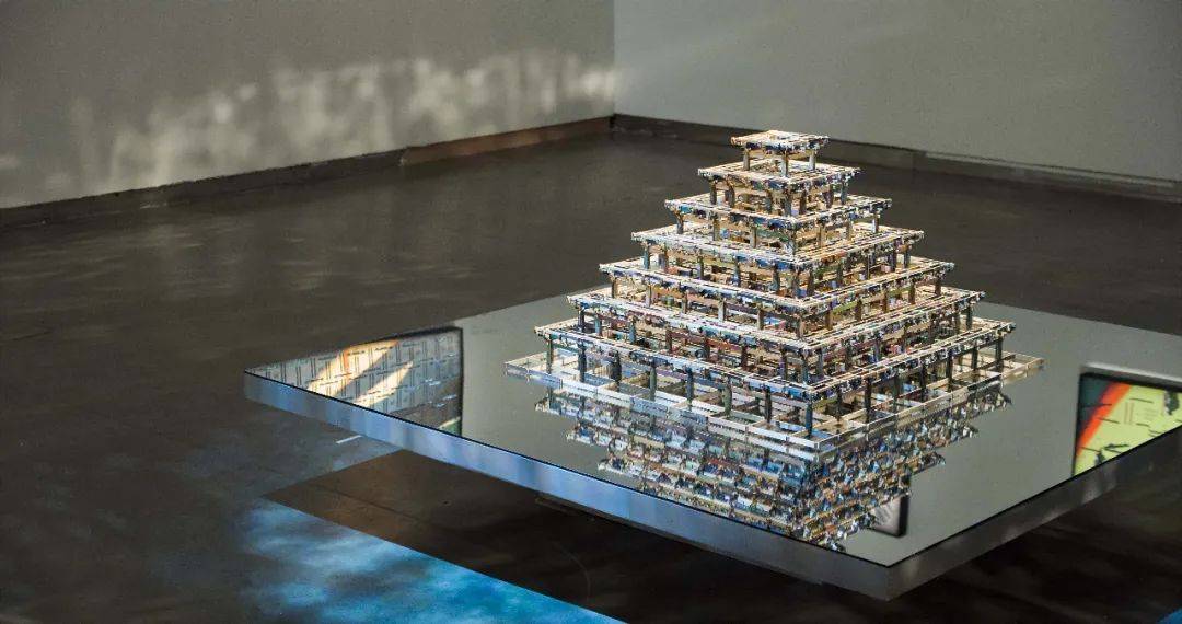 陈杭:在这个信息碎片泛滥的时代,我们有幸能看见单一维度世界的碎裂