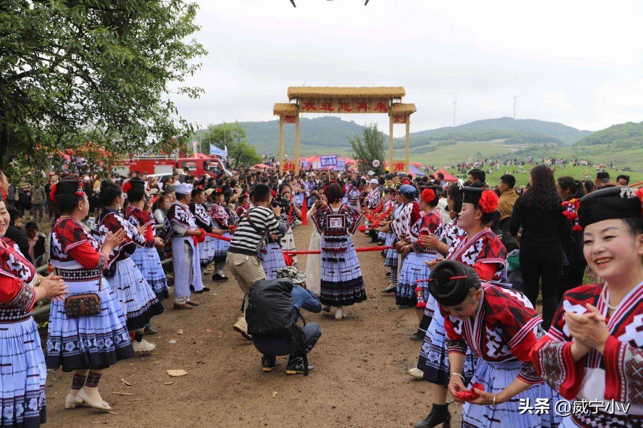 威宁雪山镇苗族花山节开幕式盛况