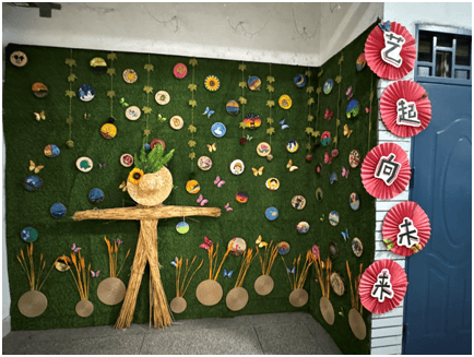 阳光下的互动与交流本次"班班有美展"活动不仅是一