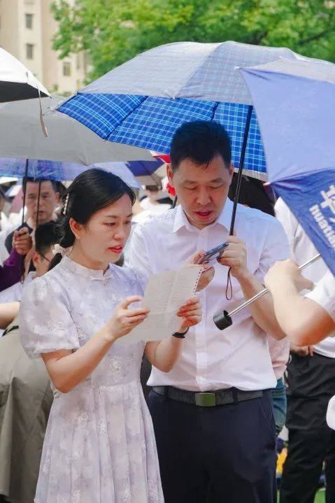 作为一名即将退休的教师,凌姗老师收到了来自昔日学生准备的惊喜礼物