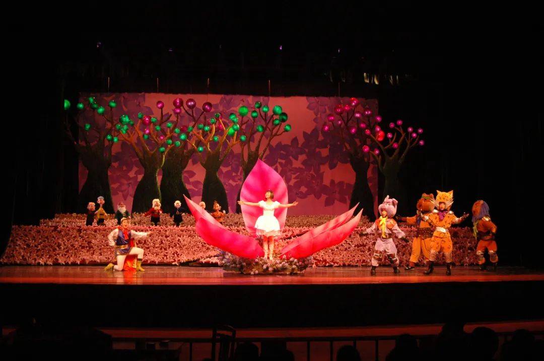 《白雪公主》是根据世界著名《格林童话》故事改编而成,白雪公主因为