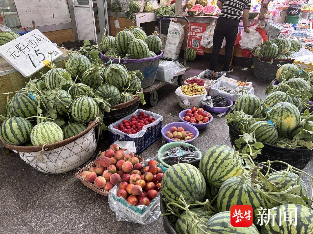 在南京市浦口一家农贸市场的水果摊上,几大筐西瓜由于占地面积太大