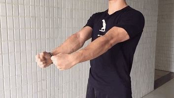 旋手腕 防僵硬旋两臂伸直在头上交叉,向左右倾斜腰部,充分拉开胁肋部