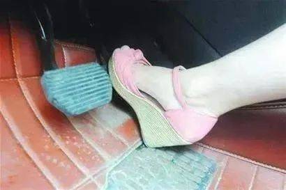 03厚底粗跟鞋厚的鞋底基本不会有什么形变,脚感较差,不能很好地判断踩