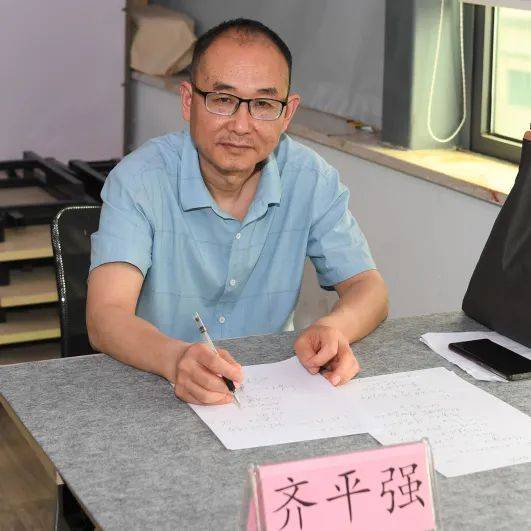 课堂学员风采易凡导师讲解楹联创作要点易凡导师讲解楹联知识接着