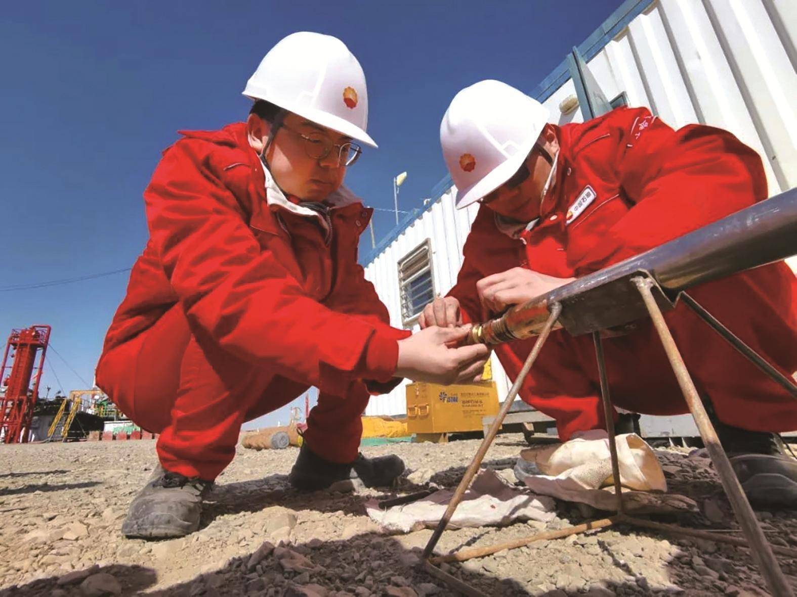 新疆石油报通讯员 陈雷 摄钻进中,该井仅用六趟钻就完成6705米进尺