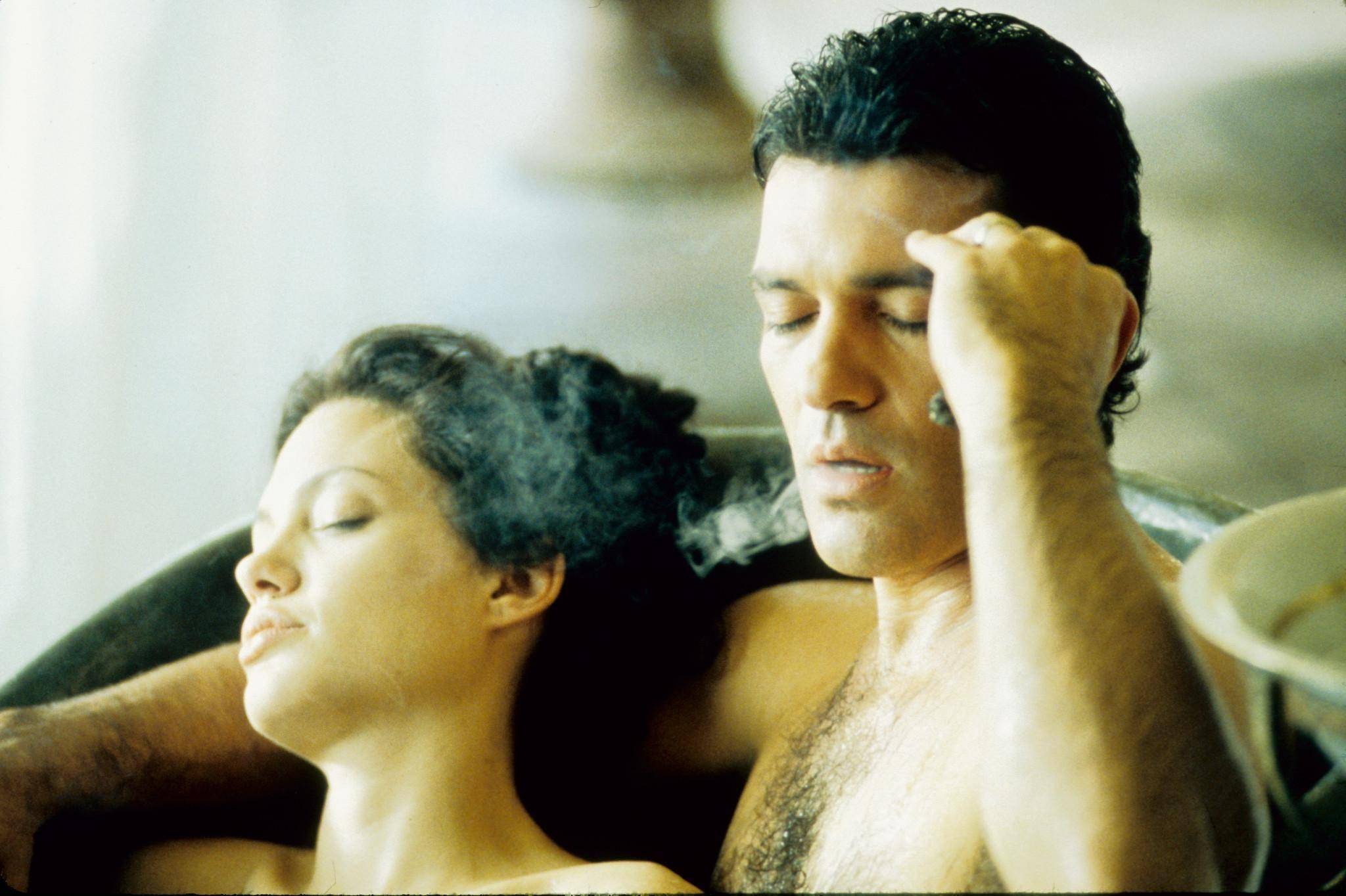 安吉丽娜"激情"奉献,这部颜色满满的大尺度剧让你领悟"原罪"