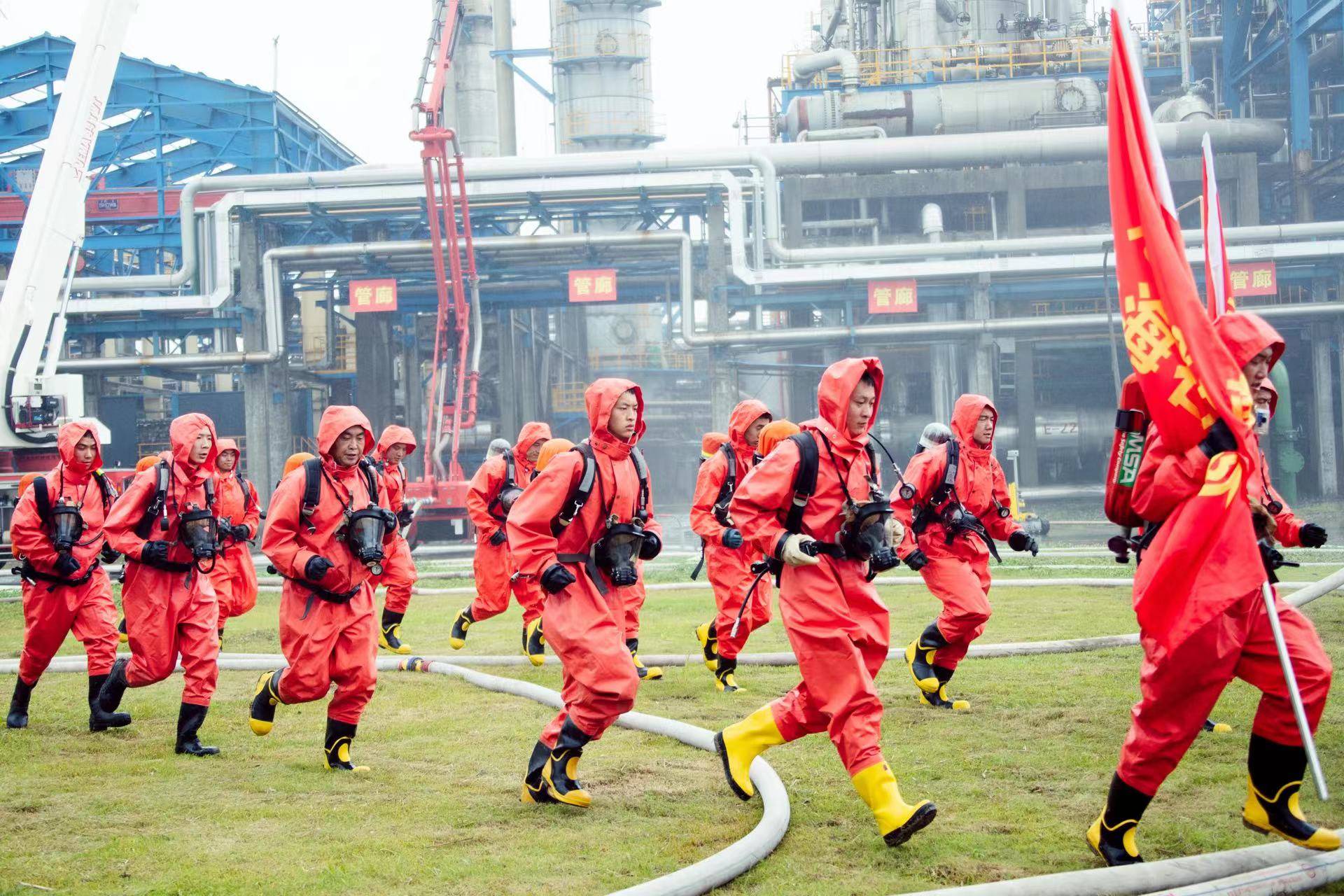 上海举行石油化工装置灭火救援综合演练