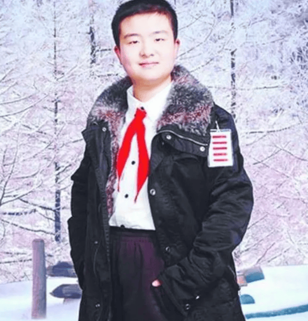 13年前名噪一时的“五道杠少年”和“不屑弟”:长大后,两人的境遇却来了个大反转…_黄艺博_孙童_孩子