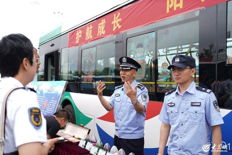警民联合走进巴士公司 安全防范到一线
