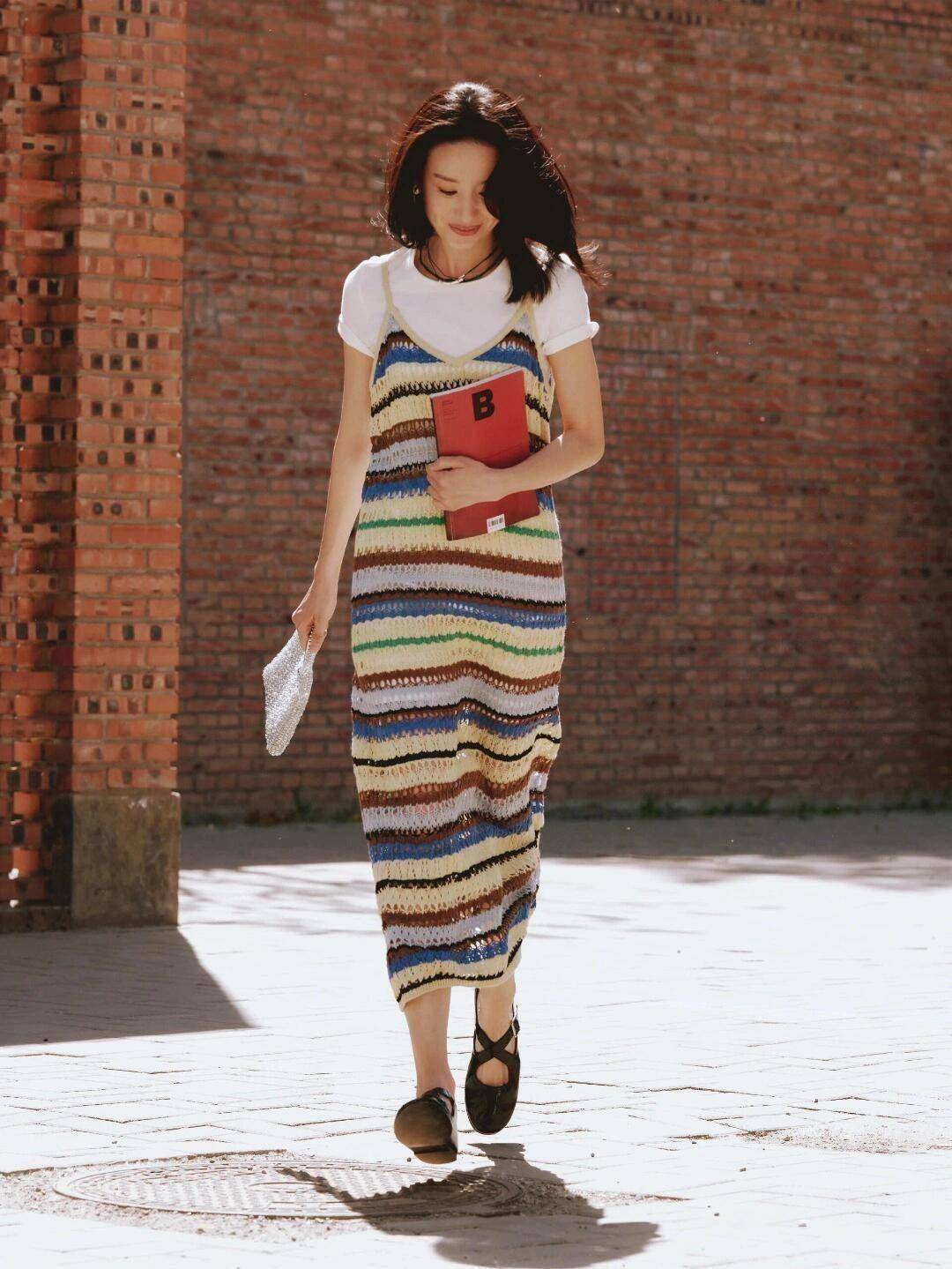 董洁难怪成为带货女王,看她的日常穿搭,简约大气又耐看