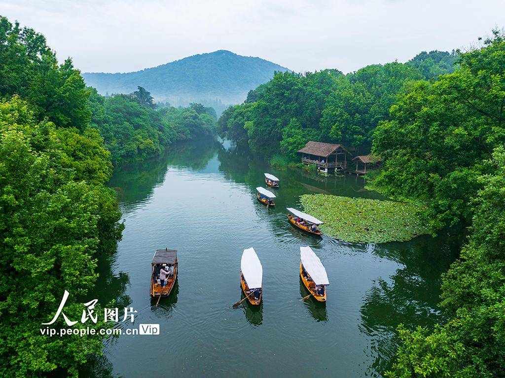 浙江杭州:烟雨西湖 游船如织