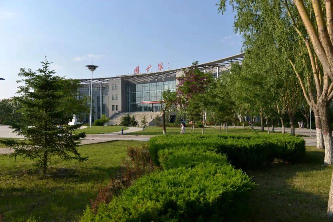 学院作为全区唯一的师范类本科院校,建校的初衷就是为了服务固原发展