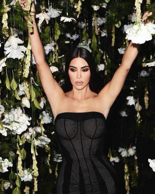 金·卡戴珊的身高约为1.60米,体重保持在健康的范围内.