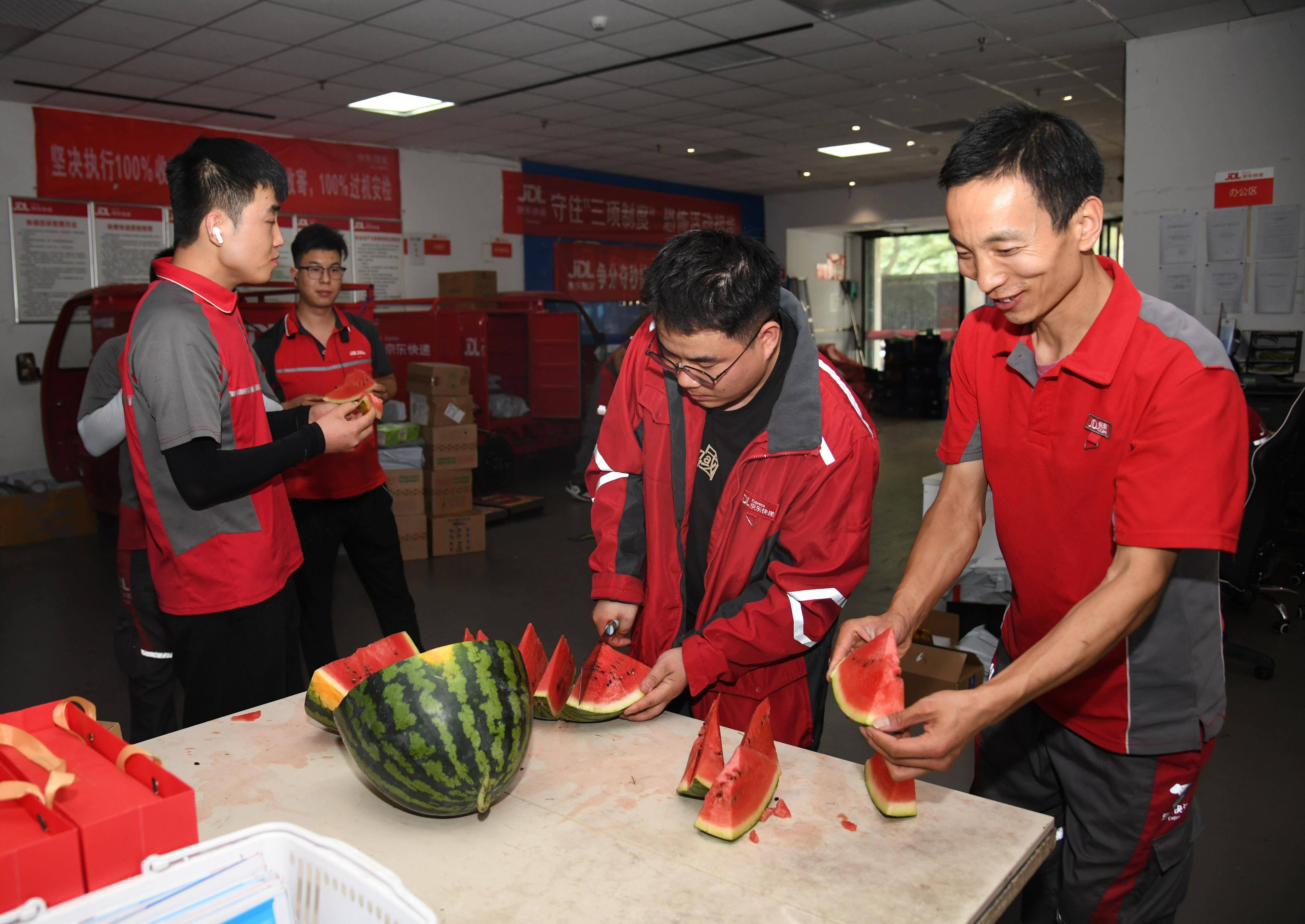 新华全媒 |撑起"遮阳伞" 呵护坚守者_张博文_西安_工人