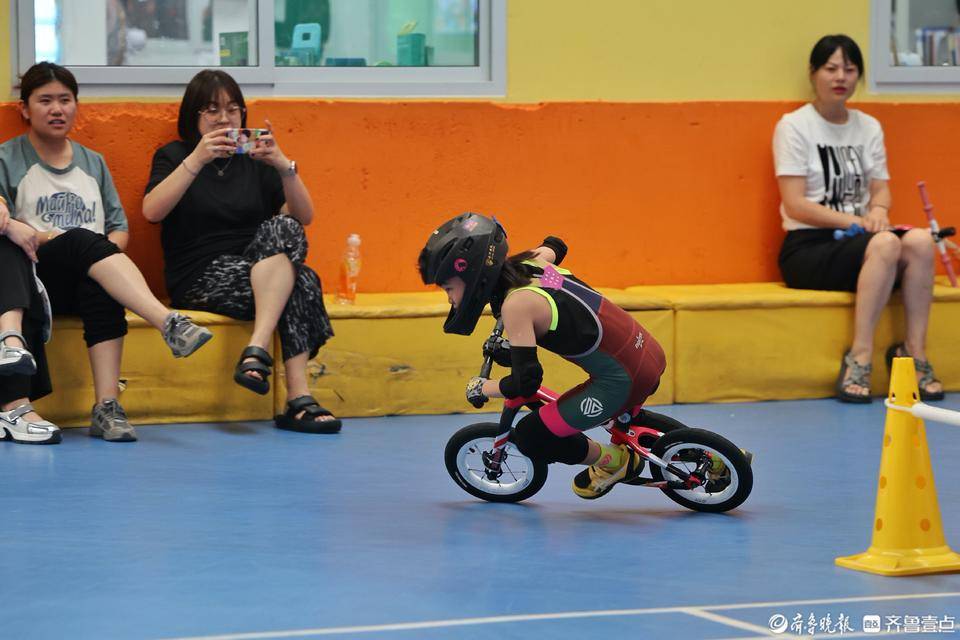 济南6岁半平衡车"小冠军"_比赛_训练_妈妈