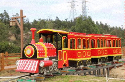 在山腰处的游玩乐园休息一会,带孩子们体验丛林小火车,山地卡丁车