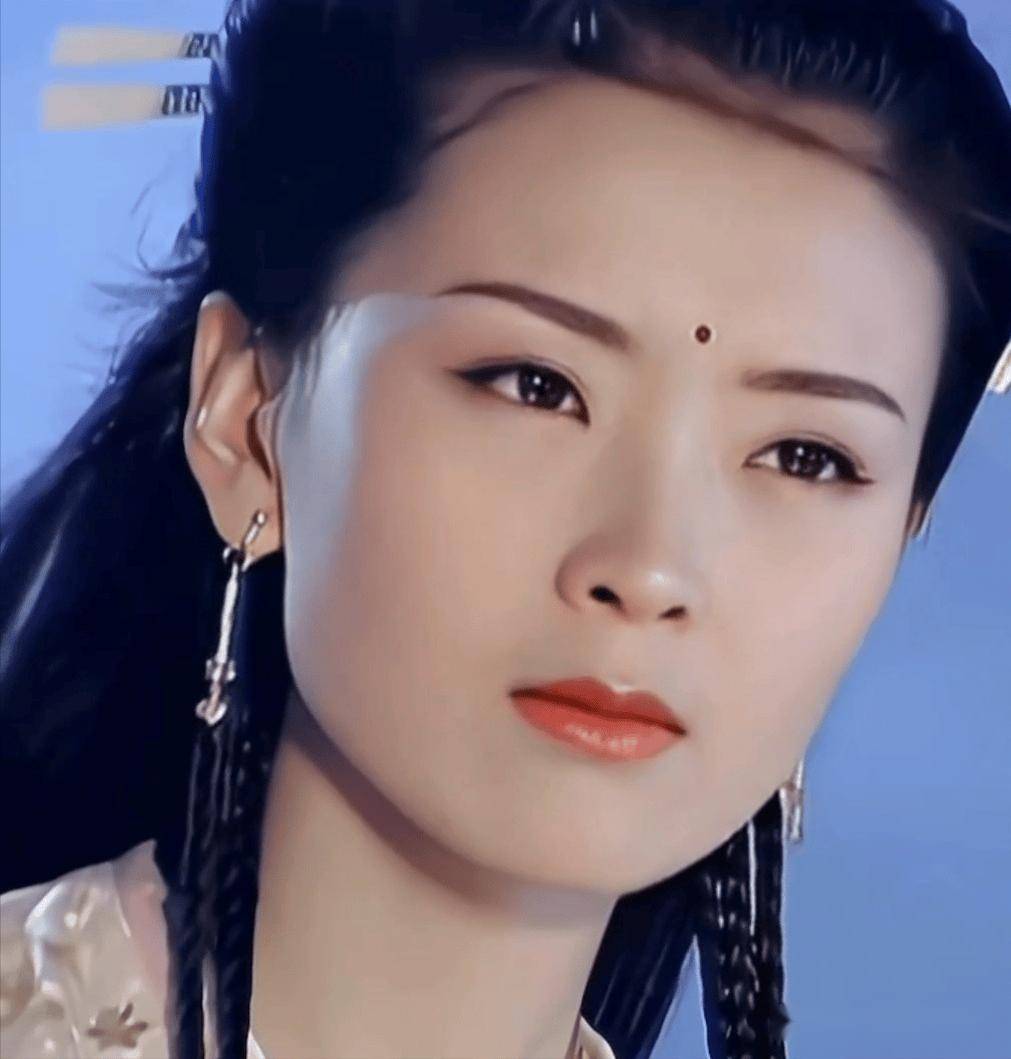 一开始,周芷若属意的是琼瑶女郎王艳,她有一双含情眼,轻轻瞪你一眼,都