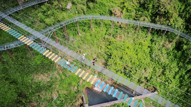 黑麋峰欢乐谷里高空漂流,高空玻璃桥,山地摩托,射箭等项目一应俱全