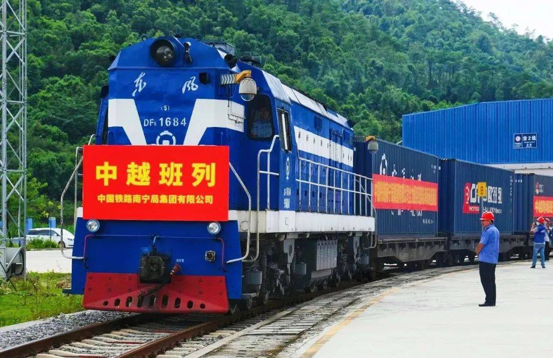 国铁南宁局推行"中越跨境快速通关班列"组织模式,实施列车提速改造,将