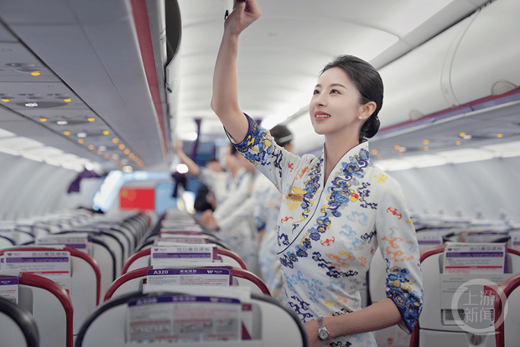 多彩航空制服图片