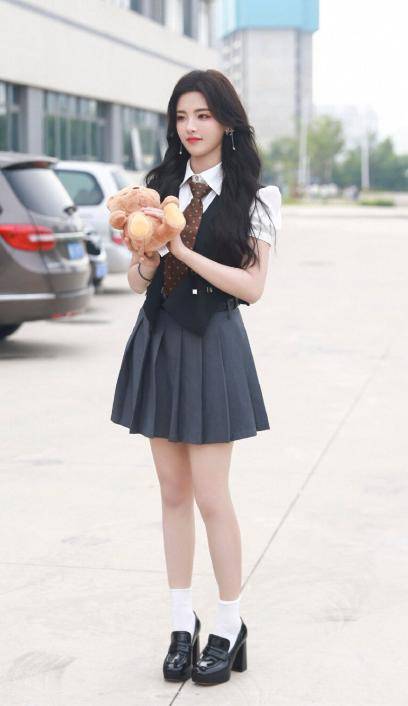 杨超越:25岁的她长相可爱身材完美,网友:我心中的完美女孩