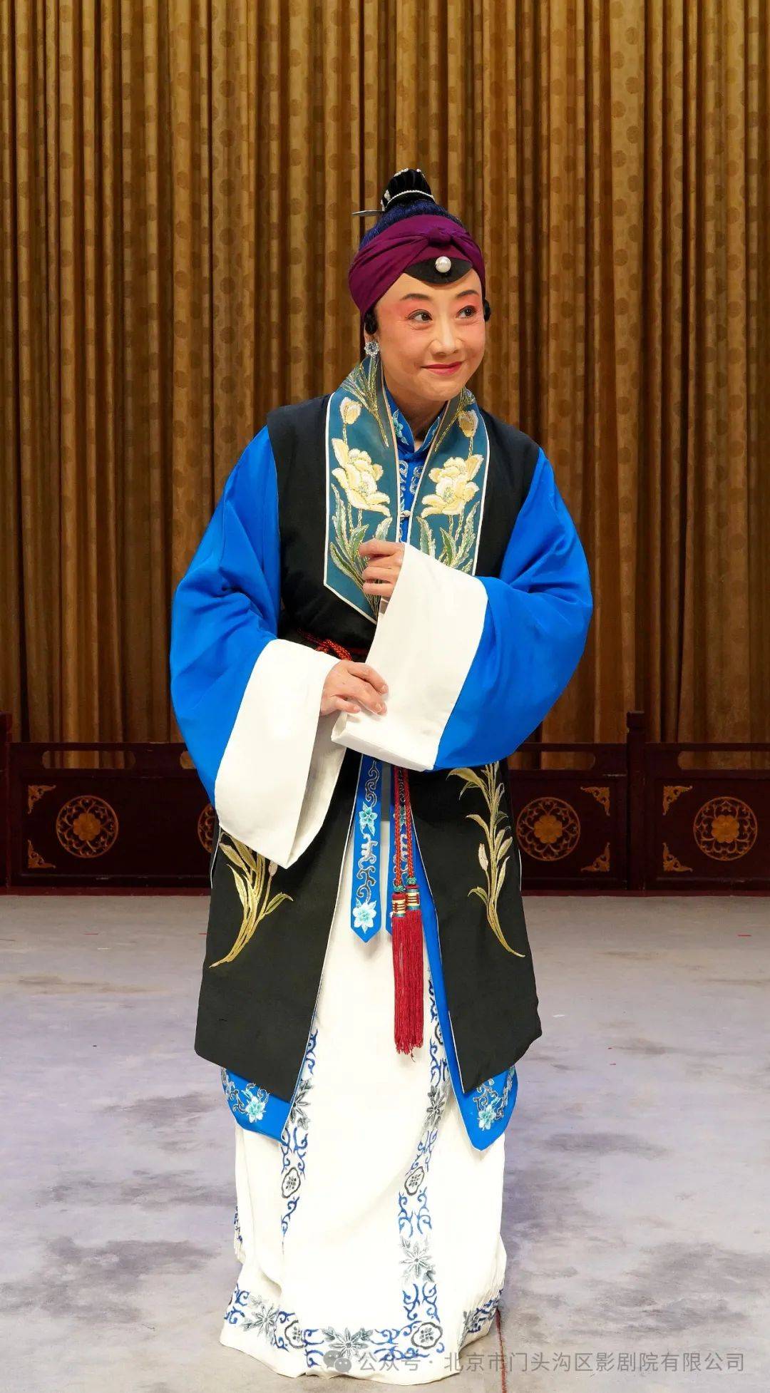 清明时节,戚公子放风筝,戚家养子韩琦仲在风筝上题诗一首.