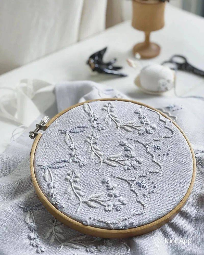 简单的图案,立体的刺绣,相近色的交织相融,让看似简单的刺绣花卉,温柔