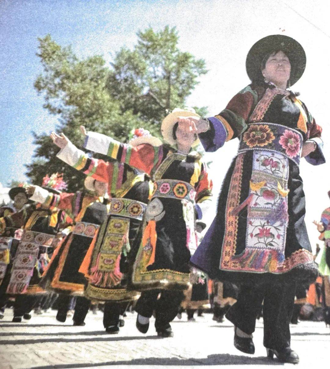 土族服饰河湟地区的藏族民众平日也多穿汉族服饰,每逢节日或天气寒冷