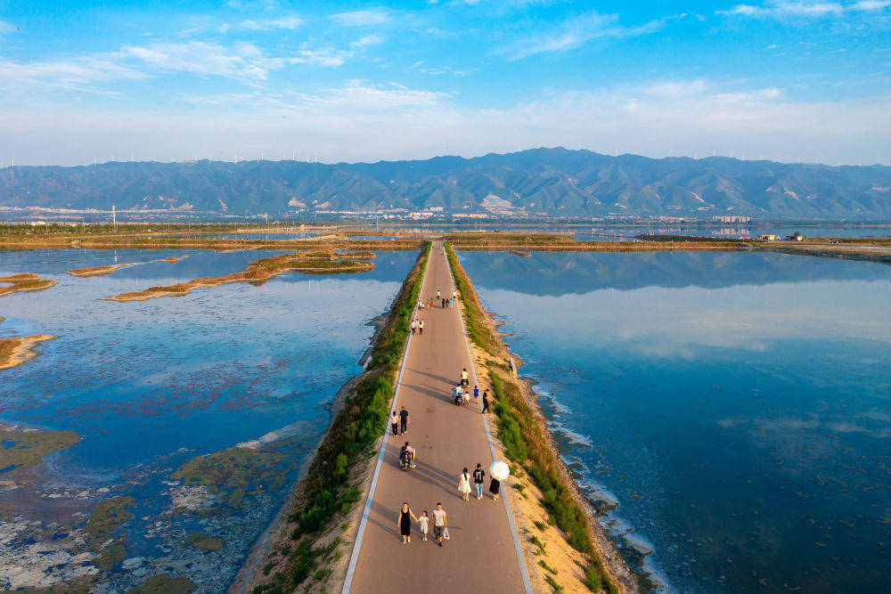 新华全媒 丨盐湖变身 山明水秀