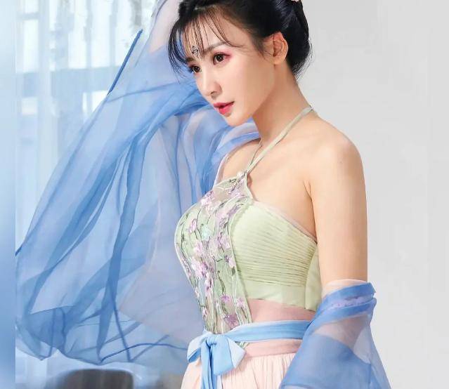 柳岩穿衣胆子太大了,身穿v领连衣裙身材过于丰满,这谁顶得住?