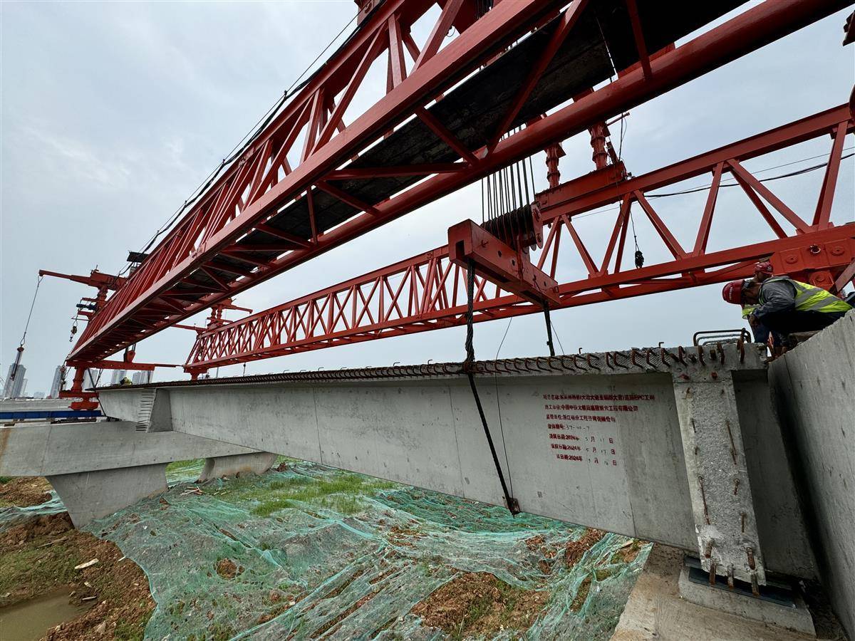 湖北大冶东风路西延道路工程架设完首片预制箱梁_技术_施工_大道