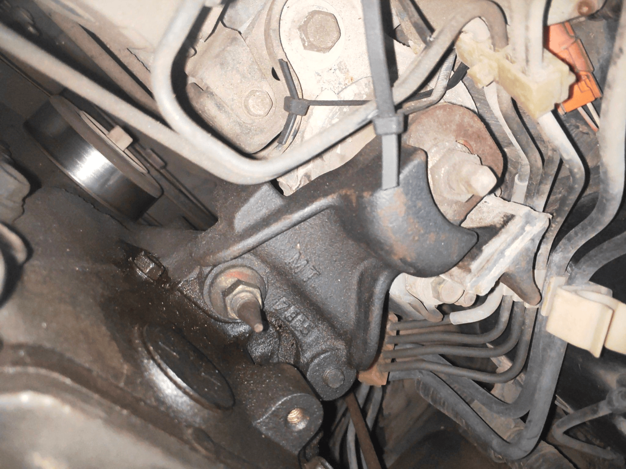 正时盖也漏油,排气歧管和机脚周边都是油污,这可不像日系车啊!