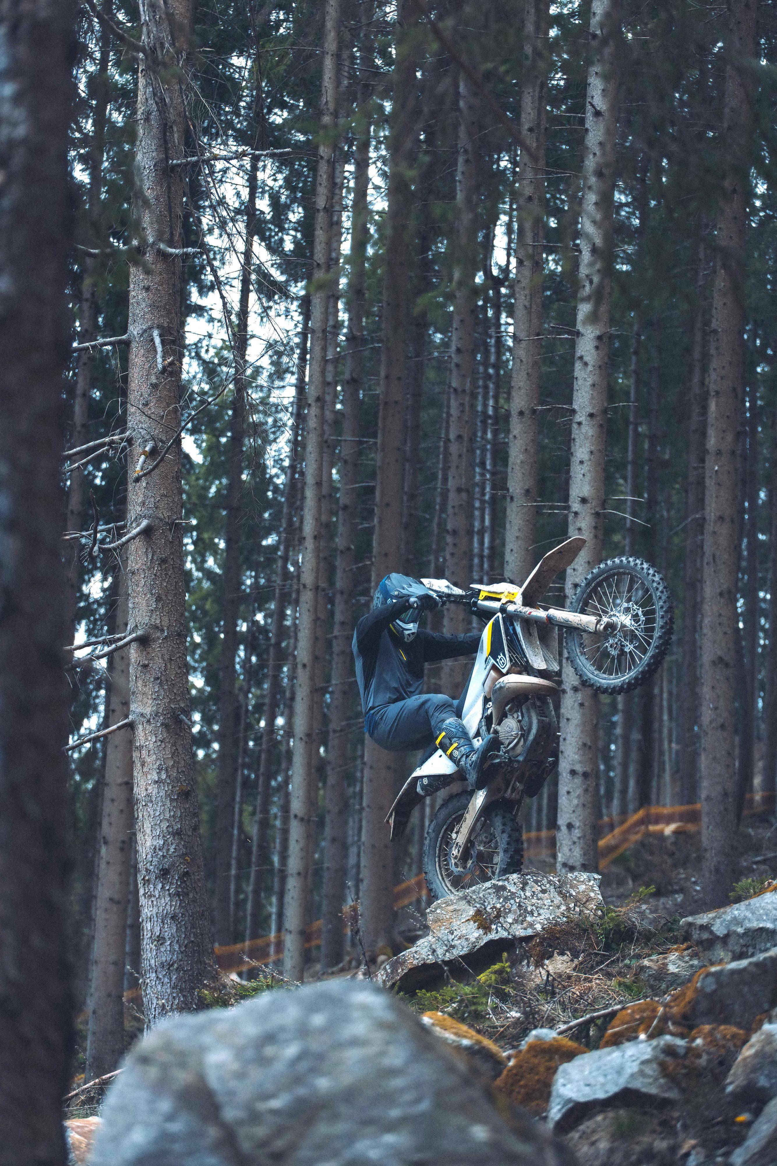 户外特写:husqvarna 2025 enduro 越野赛车系列