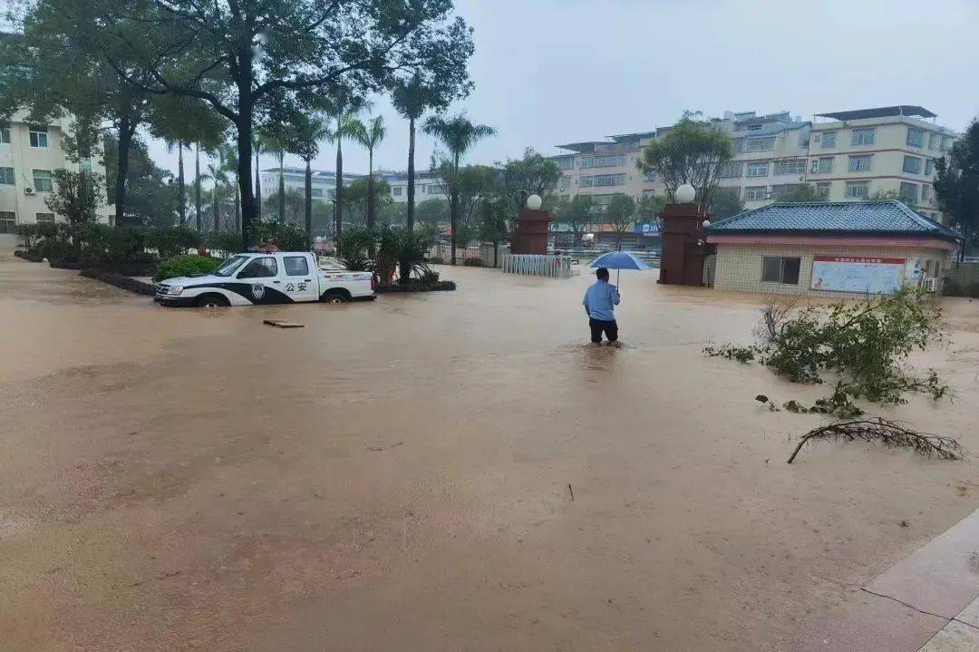 强降雨影响，梅州多地水浸，受灾现场情况...-广东梅州水灾