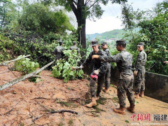 福建武警官兵紧急救援受困人员