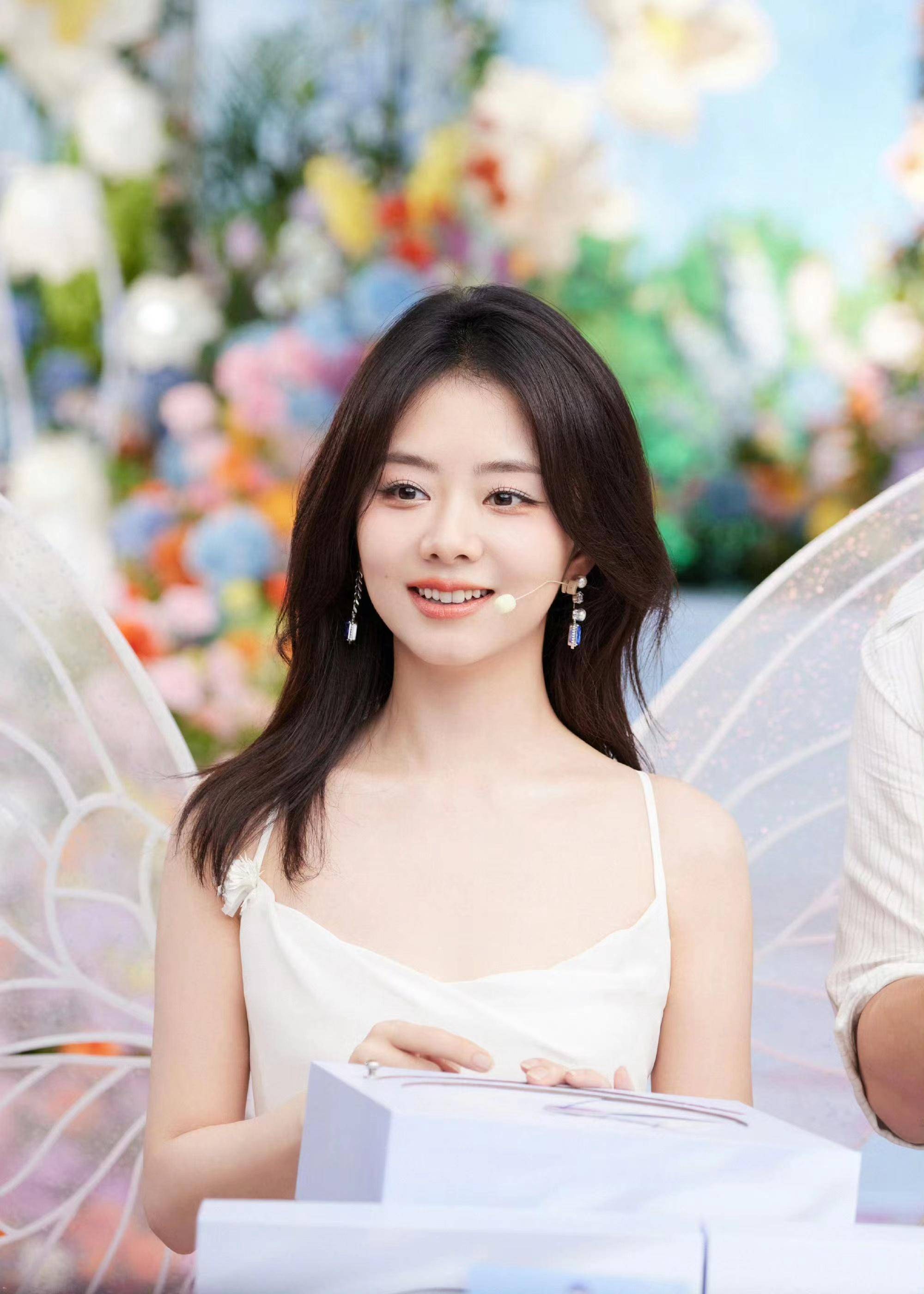 谭松韵直播造型好圈粉,穿一条白色吊带长裙,优雅显气质!