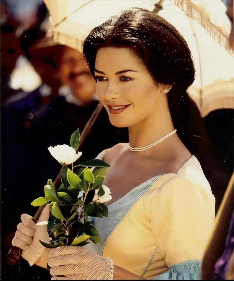 泽塔琼斯图啥?31岁未婚生子嫁56岁道格拉斯,被劈腿数次也不离婚