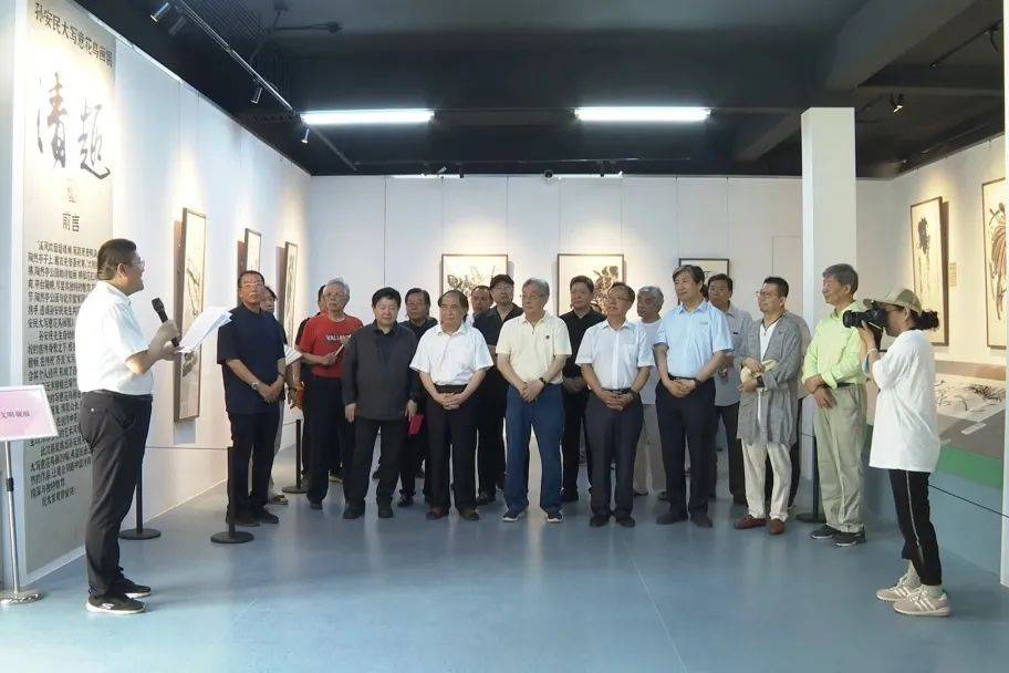 "溪风吹面蹙晴澜,苇路萧萧鸭满滩.六月陶然亭子上,葛衣先借蚤