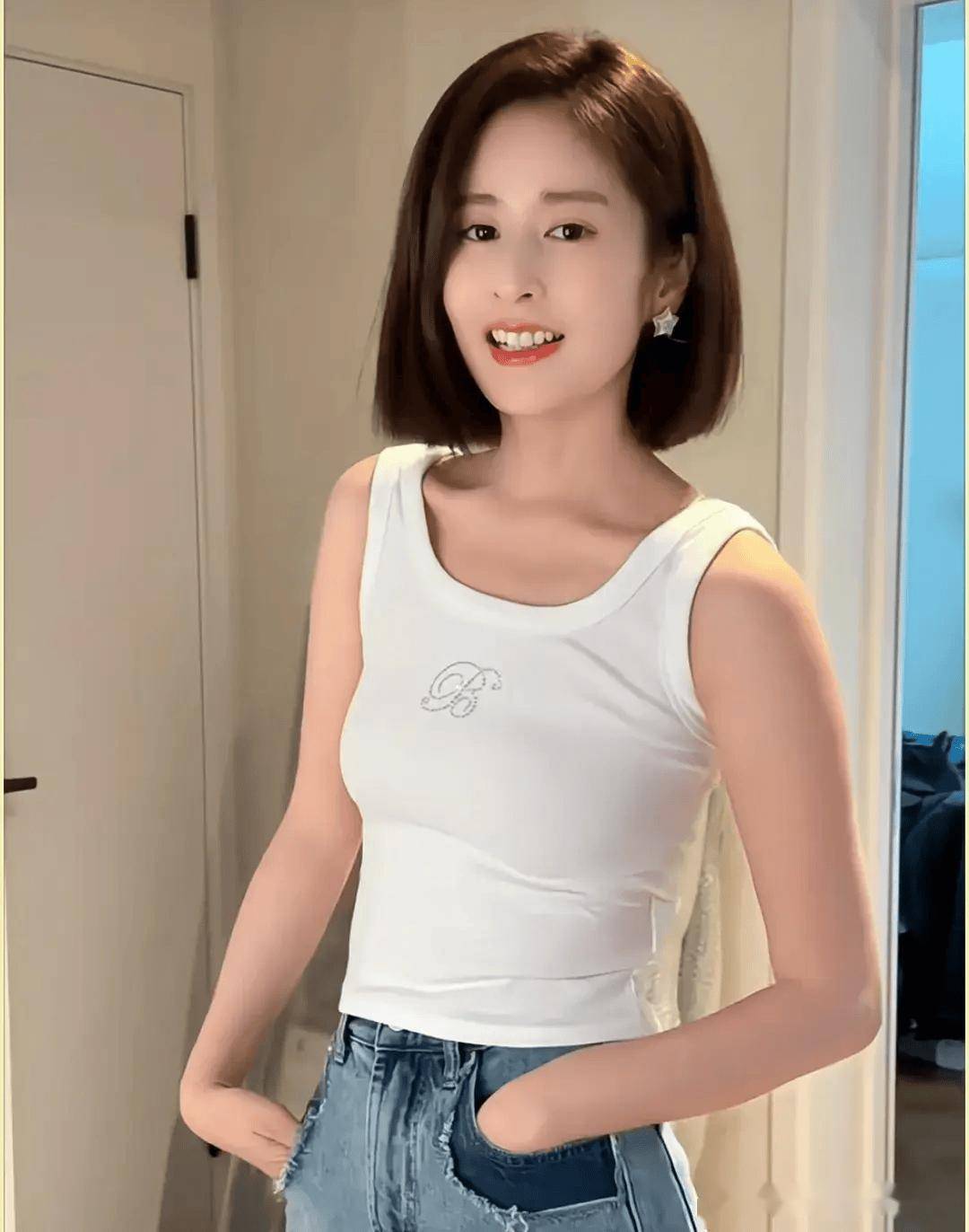 付辛博老婆晒衣橱像批发市场,颖儿衣服扔一地,送助理t恤好大方