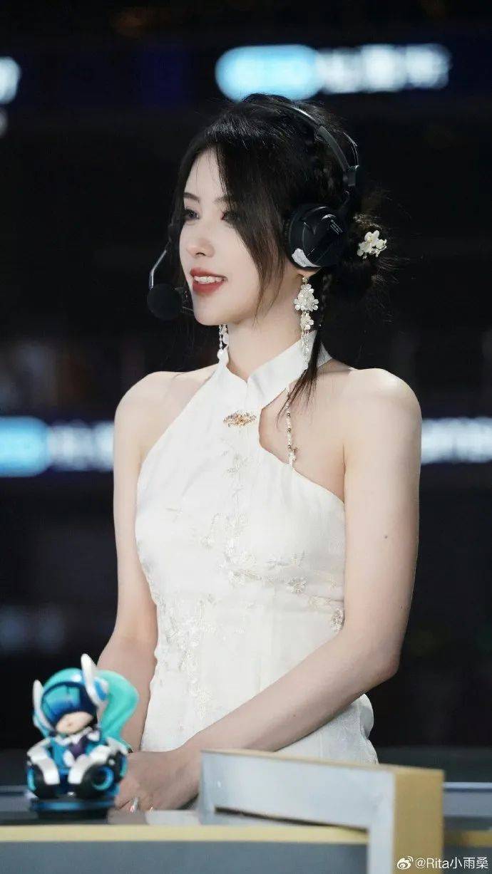 解说rita晒照:中式旗袍露出性感直角肩