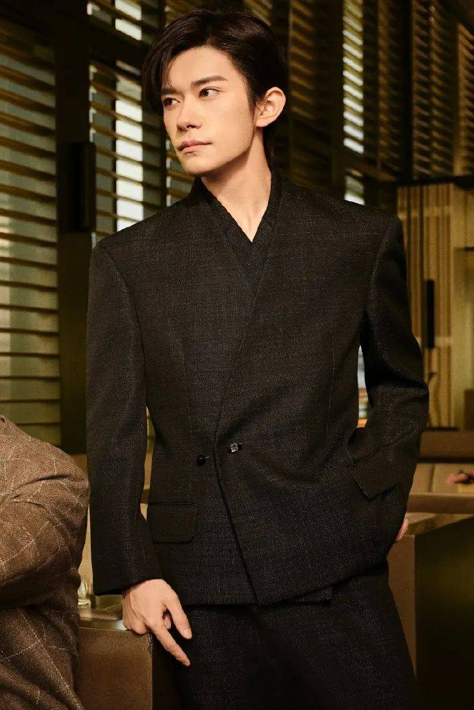 这个emporio armani全球代言人易烊千玺,尽显摩登绅士的活力与随性!