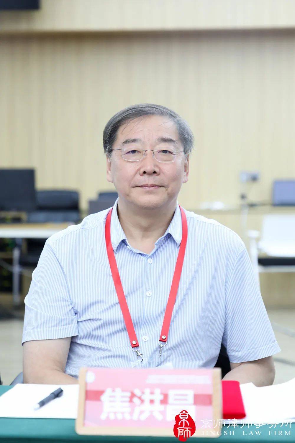 左:中国政法大学法学院原院长,国务院参事焦洪昌中:中国人民大学老年