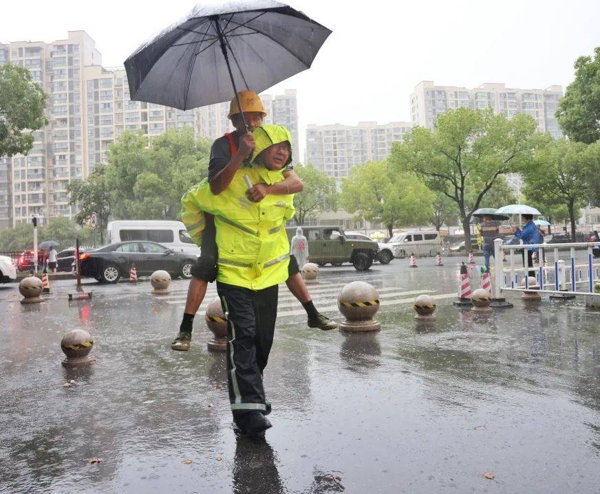 刚刚，暴雨中这一幕……_无锡_风雨_运行