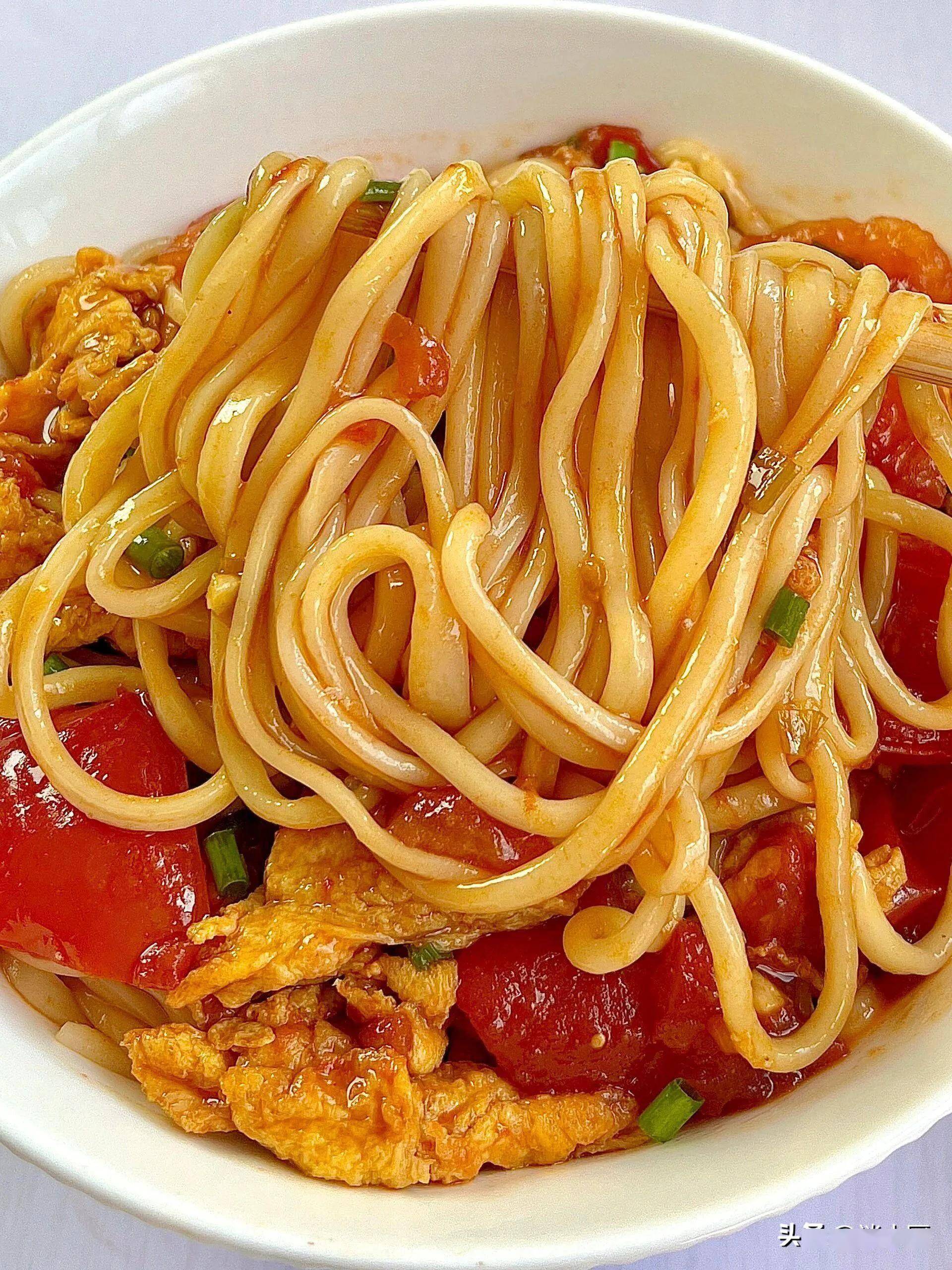 西红柿鸡蛋拌面青椒鸡蛋酱拌面是一道美味营养的主食,面条筋道有弹性