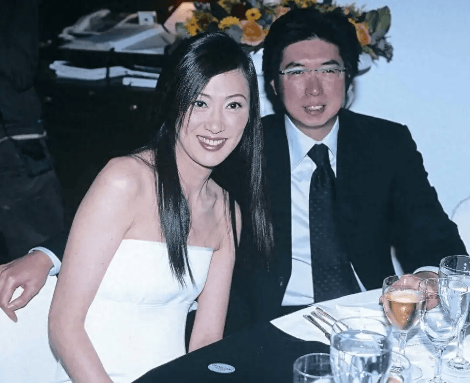 60岁前港姐离婚手续投足6年仍未解决，不满TVB小花出入前夫豪宅_钱慧仪_林钰_传媒