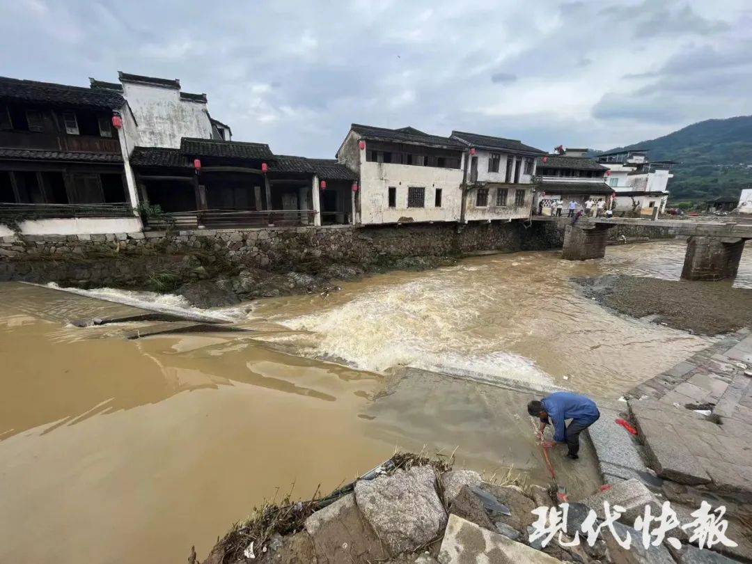 安徽700年环秀桥遭洪水袭击,桥亭70%构件已找回