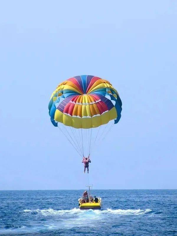弛聘海洋,速度与激情的摩托车艇或大动力马达牵引的香蕉船可玩水上伞